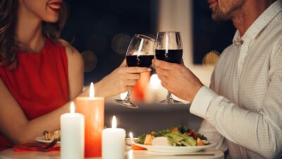 Como escolher o vinho certo para jantares românticos