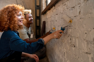 Na imagem, casal realizando obra para economizar na reforma